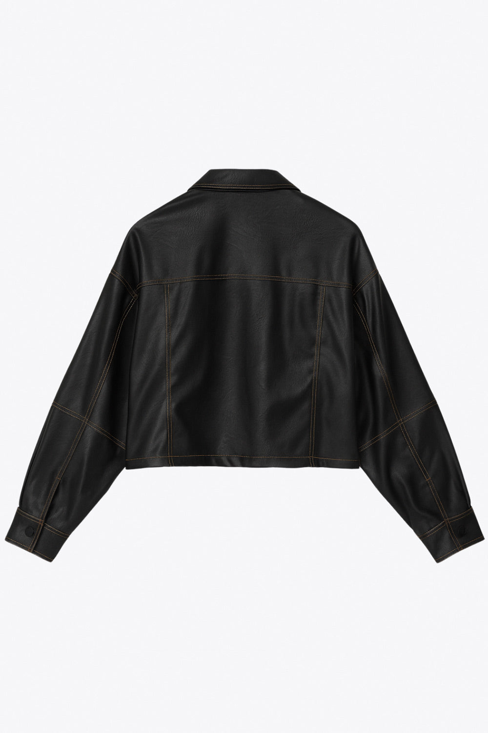 Chamarra corta de efecto piel, fit recto, cuello camisero, manga larga con puño abotonado, bolsillos delanteros de parche y cierre frontal con hilera de botones de presión. Detalle de costuras decorativas en contraste.