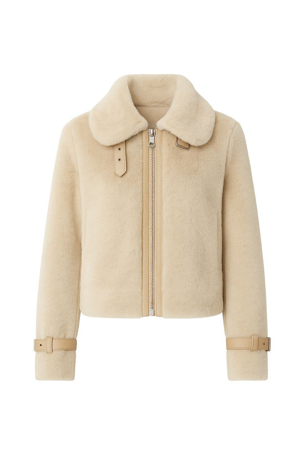 Chamarra corta de efecto pelo, cuello solapa, fit recto, trabillas decorativas en contraste con hebillas en cuello y puños. Cierre frontal con cremallera visible en contraste.