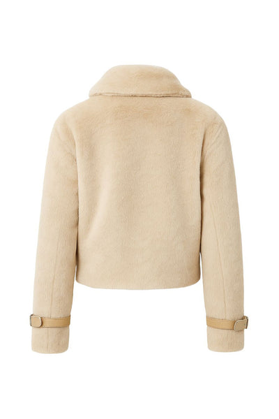 Chamarra corta de efecto pelo, cuello solapa, fit recto, trabillas decorativas en contraste con hebillas en cuello y puños. Cierre frontal con cremallera visible en contraste.