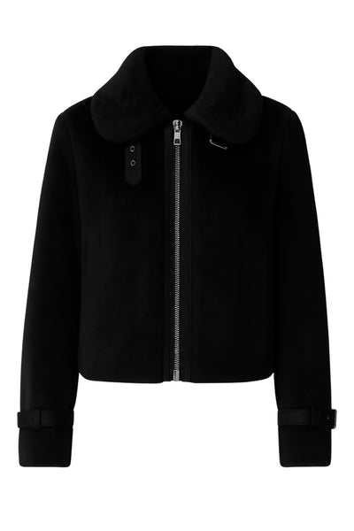 Chamarra corta de efecto pelo, cuello solapa, fit recto, trabillas decorativas en contraste con hebillas en cuello y puños. Cierre frontal con cremallera visible en contraste.