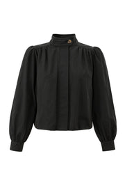Chamarra corta de fit recto, cuello alto, manga larga abullonada con puño abotonado y cierre frontal con cremallera oculta. Detalle de plisados decorativos frontales y trabilla con botón en cuello.
