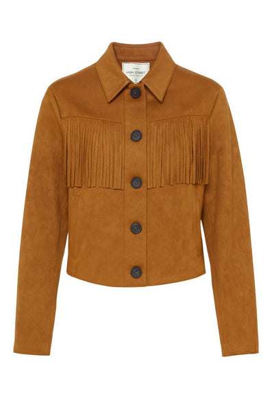 Chamarra corta de gamuza, cuello solapa, fit recto, manga larga con flecos y cierre frontal con hilera de botones en contraste. Detalle frontal y posterior de flecos.