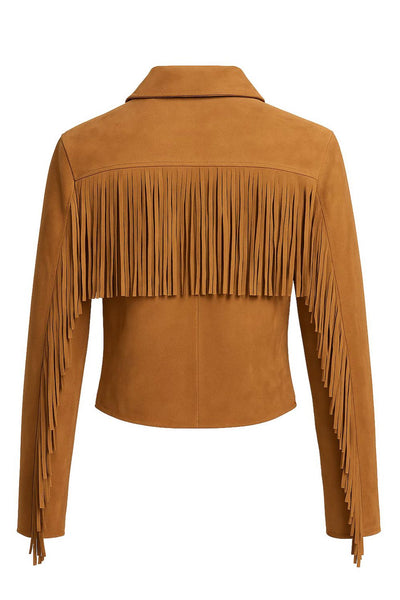 Chamarra corta de gamuza, cuello solapa, fit recto, manga larga con flecos y cierre frontal con hilera de botones en contraste. Detalle frontal y posterior de flecos.