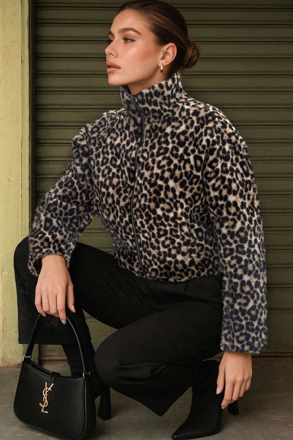 Chamarra de efecto borreguillo, estampado leopardo, manga larga, cuello alto y cierre frontal con cremallera visible en contraste.