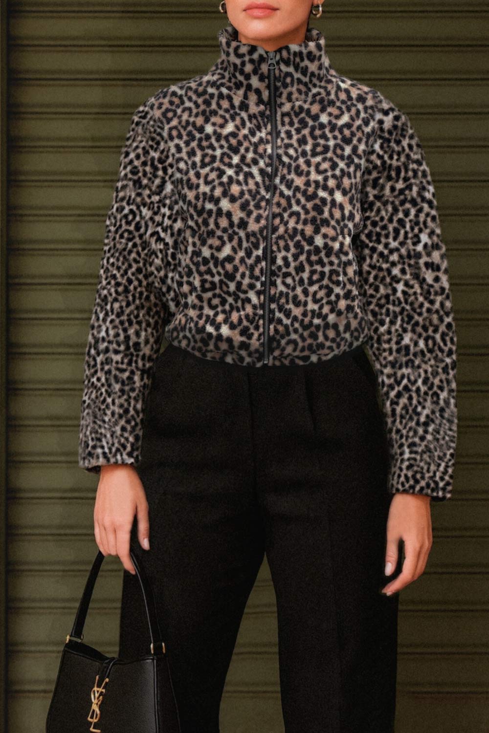 Chamarra de efecto borreguillo, estampado leopardo, manga larga, cuello alto y cierre frontal con cremallera visible en contraste.