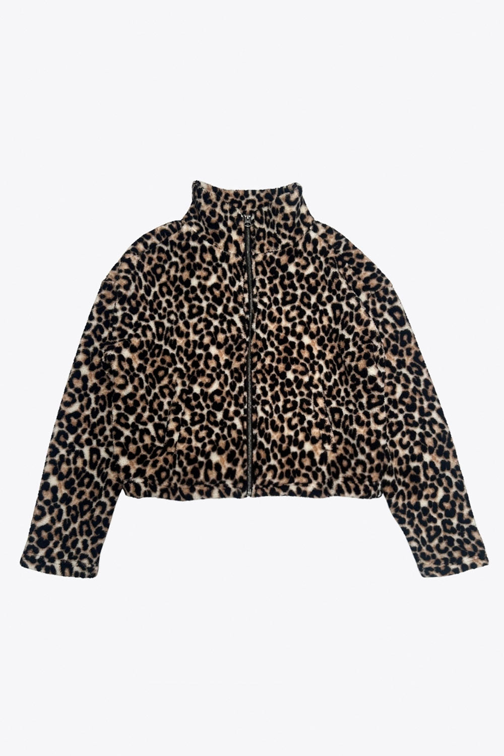 Chamarra de efecto borreguillo, estampado leopardo, manga larga, cuello alto y cierre frontal con cremallera visible en contraste.