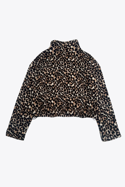 Chamarra de efecto borreguillo, estampado leopardo, manga larga, cuello alto y cierre frontal con cremallera visible en contraste.