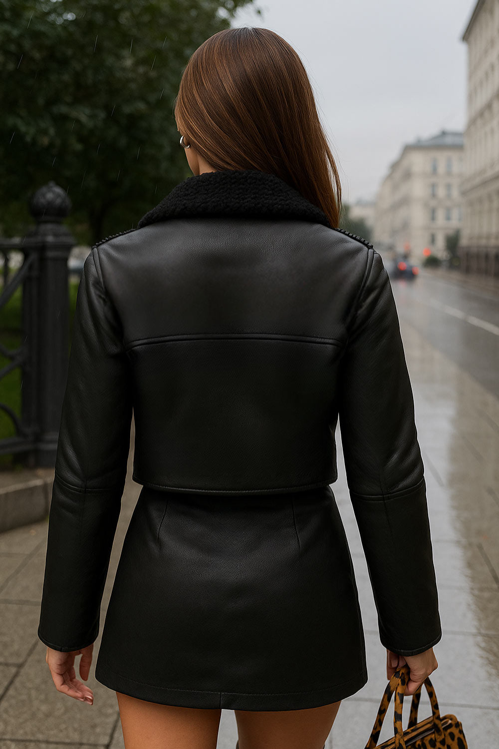 Chamarra corta de efecto piel, interior de borreguillo, cuello solapa, bolsillos delanteros con cremalleras, fit recto, manga larga con costuras decorativas y cierre frontal con cremallera en contraste.