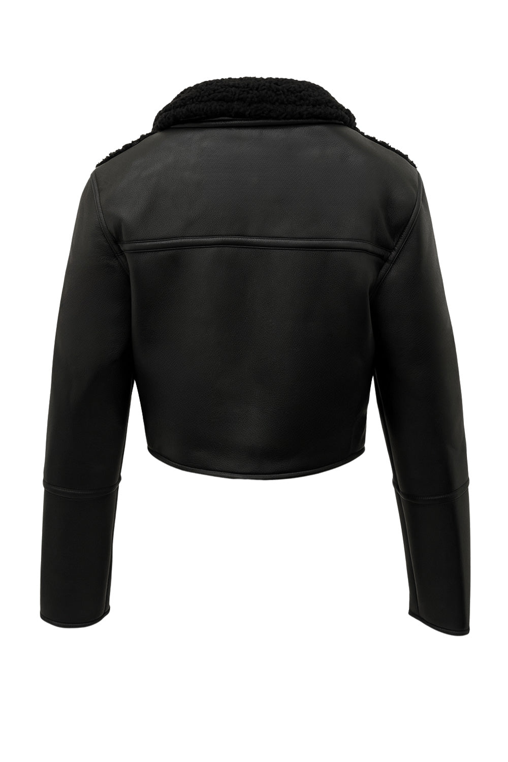 Chamarra corta de efecto piel, interior de borreguillo, cuello solapa, bolsillos delanteros con cremalleras, fit recto, manga larga con costuras decorativas y cierre frontal con cremallera en contraste.