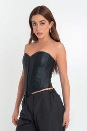 Corset de efecto piel, escote corazón, fit ajustado, costuras frontales con varillas y bajo curveado frontal. Cierre frontal con broches.