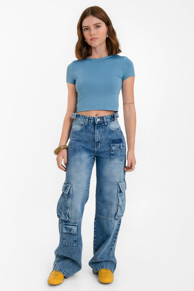 Crop top de fit ajustado, cuello redondo y manga corta.