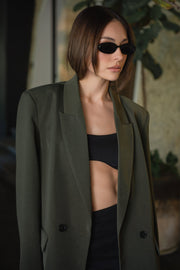 Crop top de fit ajustado, tirantes, escote cuadrado y bajo frontal curveado.