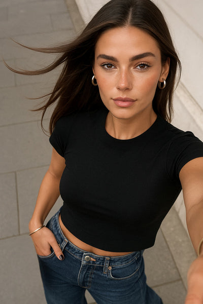 Crop top de fit ajustado, cuello redondo y manga corta.