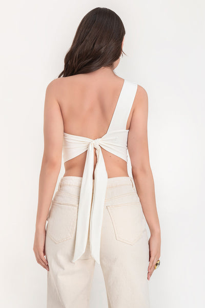 Crop top asimétrico de un hombro, sin mangas, fit ajustado, escote diagonal, escote en espalda, bajo frontal asimétrico y cierre posterior con nudo amarrable.