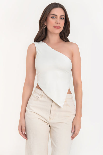 Crop top asimétrico de un hombro, sin mangas, fit ajustado, escote diagonal, escote en espalda, bajo frontal asimétrico y cierre posterior con nudo amarrable.