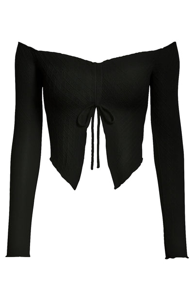 Crop top de fit ajustado, hombros descubiertos, manga larga, escote v con plisados y jareta ajustable, bajo frontal asimétrico con abertura frontal en v y costura decorativa. Detalle de rib rizado en bordes y textura de tejido.