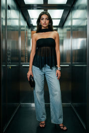 Crop top strapless de mesh, fit ajustado, escote recto con detalles plisados laterales, bajo asimétrico con olanes y rib rizado en borde. Detalle de choker.