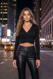 Crop top de fit ajustado, escote v cruzado, plisados en costados y manga larga.