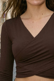 Crop top de fit ajustado, escote v cruzado, plisados en costados y manga larga.