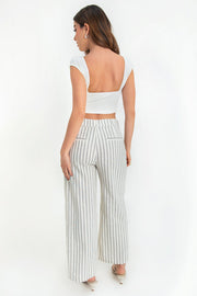 Crop top de fit ajustado, cuello barco, manga corta seguida y escote en espalda. 