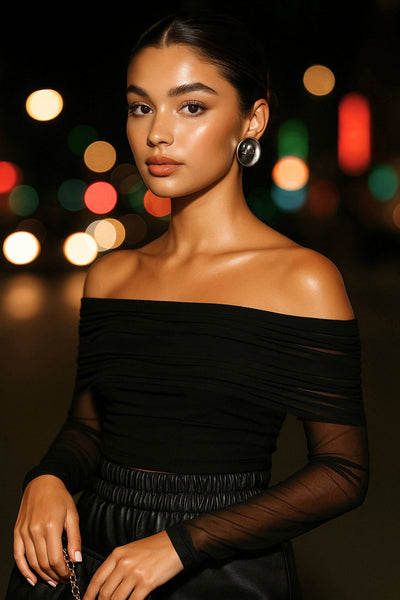 Crop top de mesh, fit ajustado, hombros descubiertos, manga larga, escote recto con doblez y plisados decorativos. Detalle de mangas en contraste.