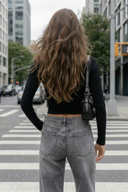 Crop top canalé de fit ajustado, escote v cruzado, plisados en costados y manga larga.