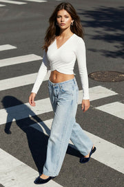 Crop top canalé de fit ajustado, escote v cruzado, plisados en costados y manga larga.