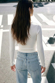 Crop top canalé de fit ajustado, escote v cruzado, plisados en costados y manga larga.