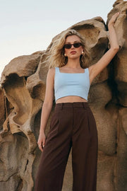 Crop top básico de fit ajustado, sin mangas y escote cuadrado.