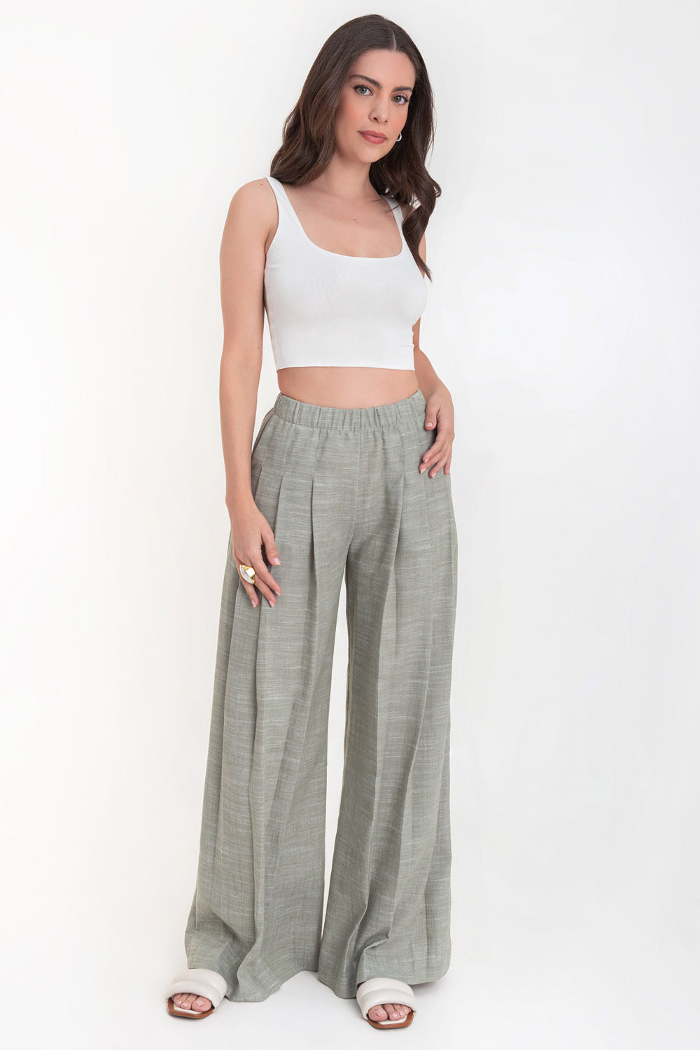 Crop top de tirantes, escote cuadrado y fit ajustado.