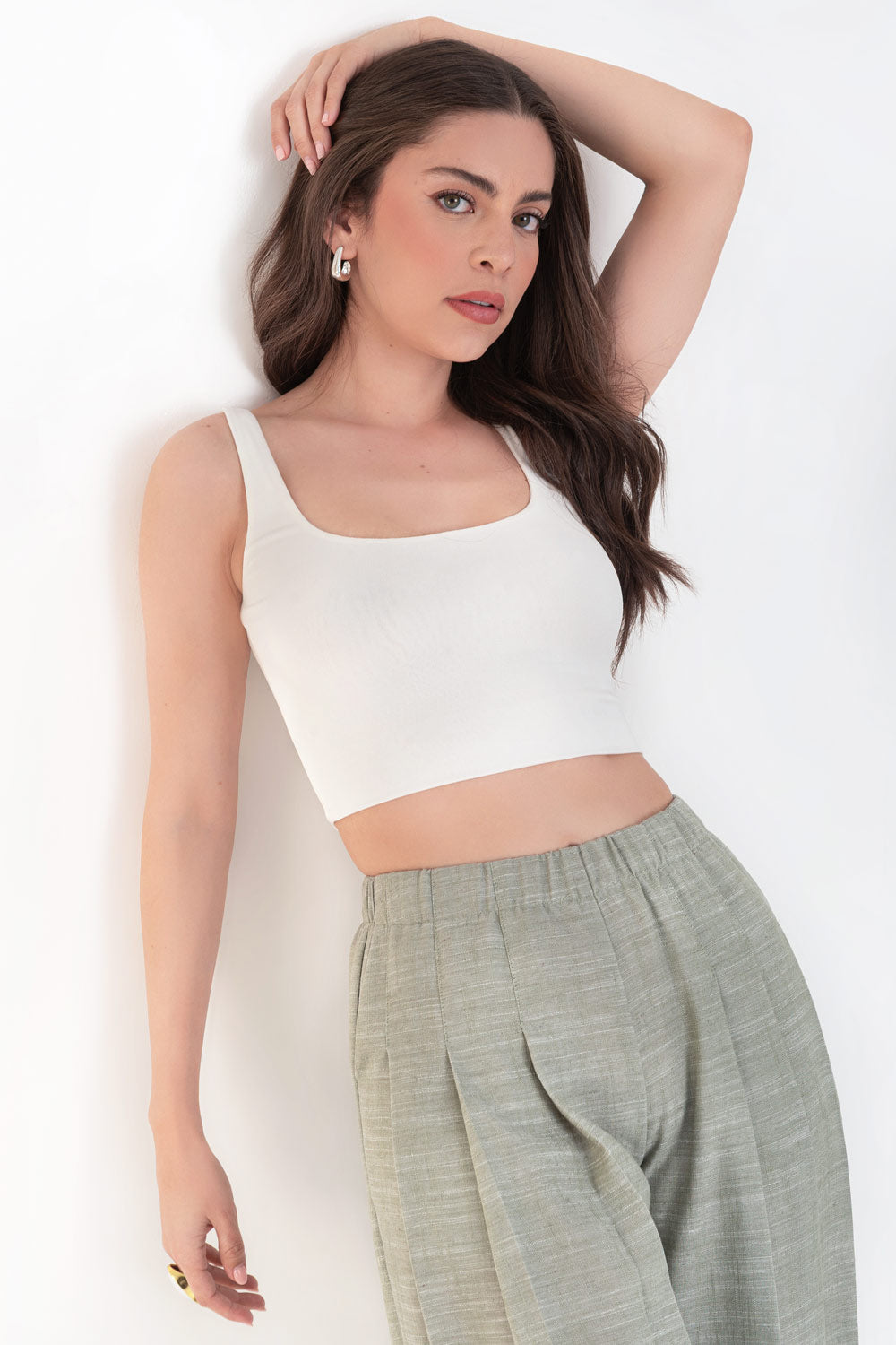 Crop top de tirantes, escote cuadrado y fit ajustado.