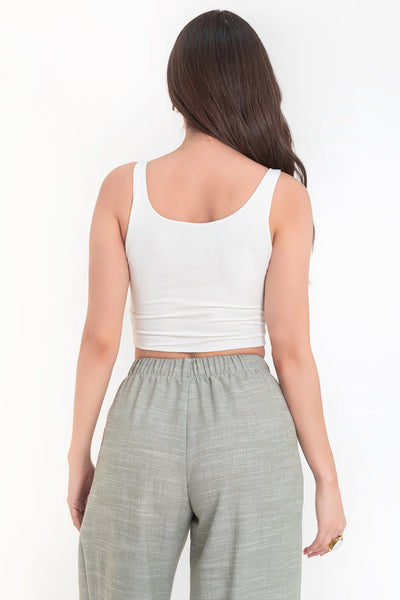 Crop top de tirantes, escote cuadrado y fit ajustado.