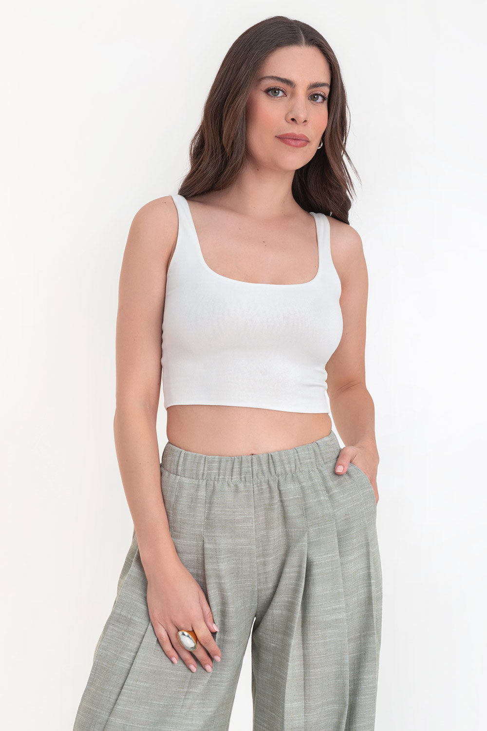 Crop top de tirantes, escote cuadrado y fit ajustado.