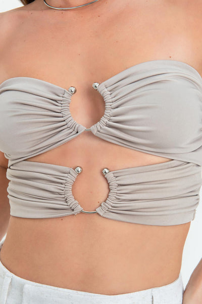 Crop top tubo de fit ajustado, escote corazón con cut outs frontales, argollas en contraste y detalles plisados.