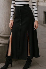 Falda midi de cintura alta con pretina, corte en a, aberturas frontales en bajo, botones decorativos y cierre posterior con cremallera oculta.