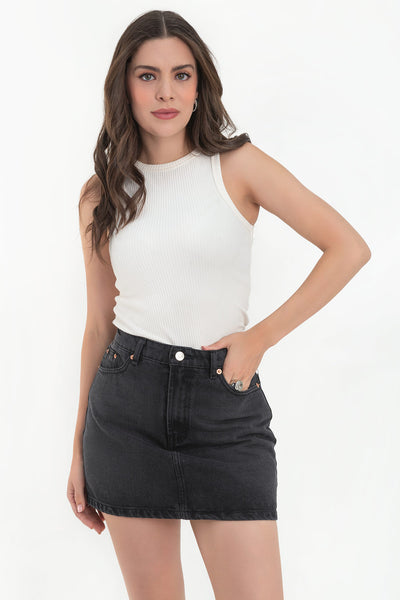 Falda corta básica de denim, fit ajustado, cintura alta con pretina y trabillas, bolsillos delanteros y traseros de parche. Cierre frontal con botón y cremallera oculta.