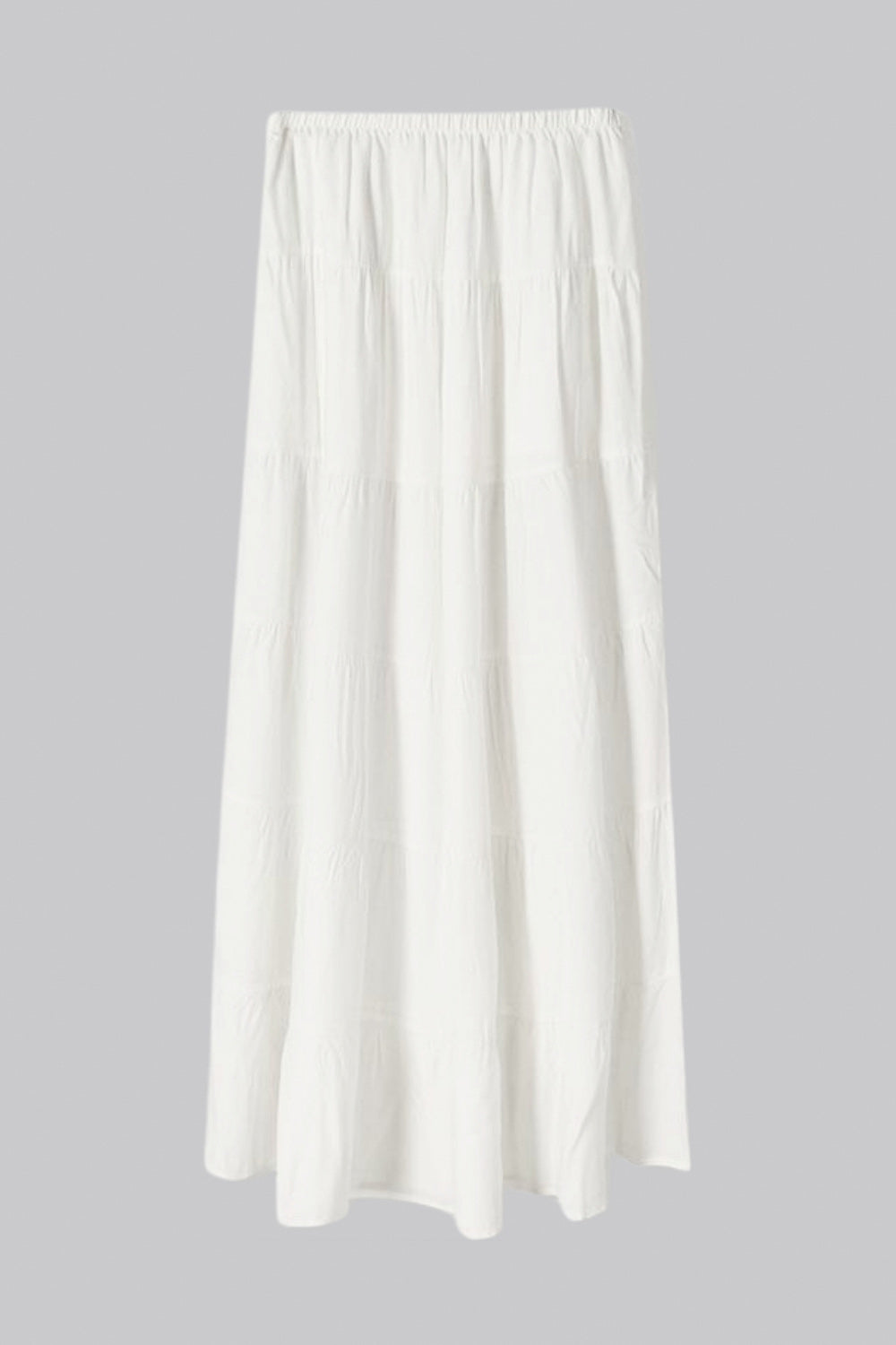 Falda maxi de cintura media con pretina elástica, corte en a y capas de olanes en bajo.