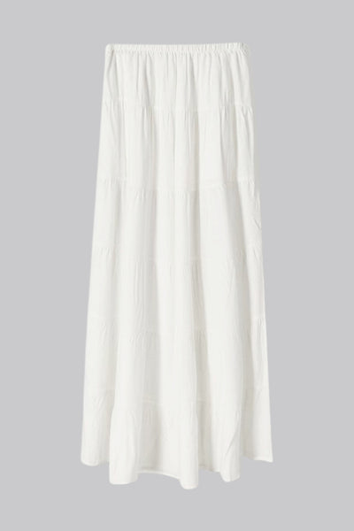 Falda maxi de cintura media con pretina elástica, corte en a y capas de olanes en bajo.