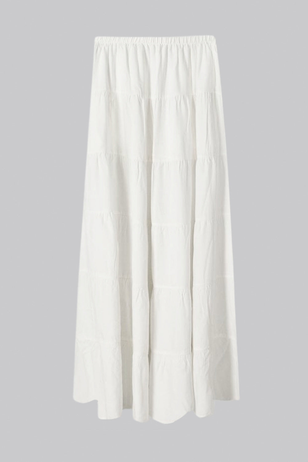 Falda maxi de cintura media con pretina elástica, corte en a y capas de olanes en bajo.