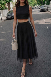 Falda midi de mesh con tableado, cintura alta con pretina elástica y corte en a.