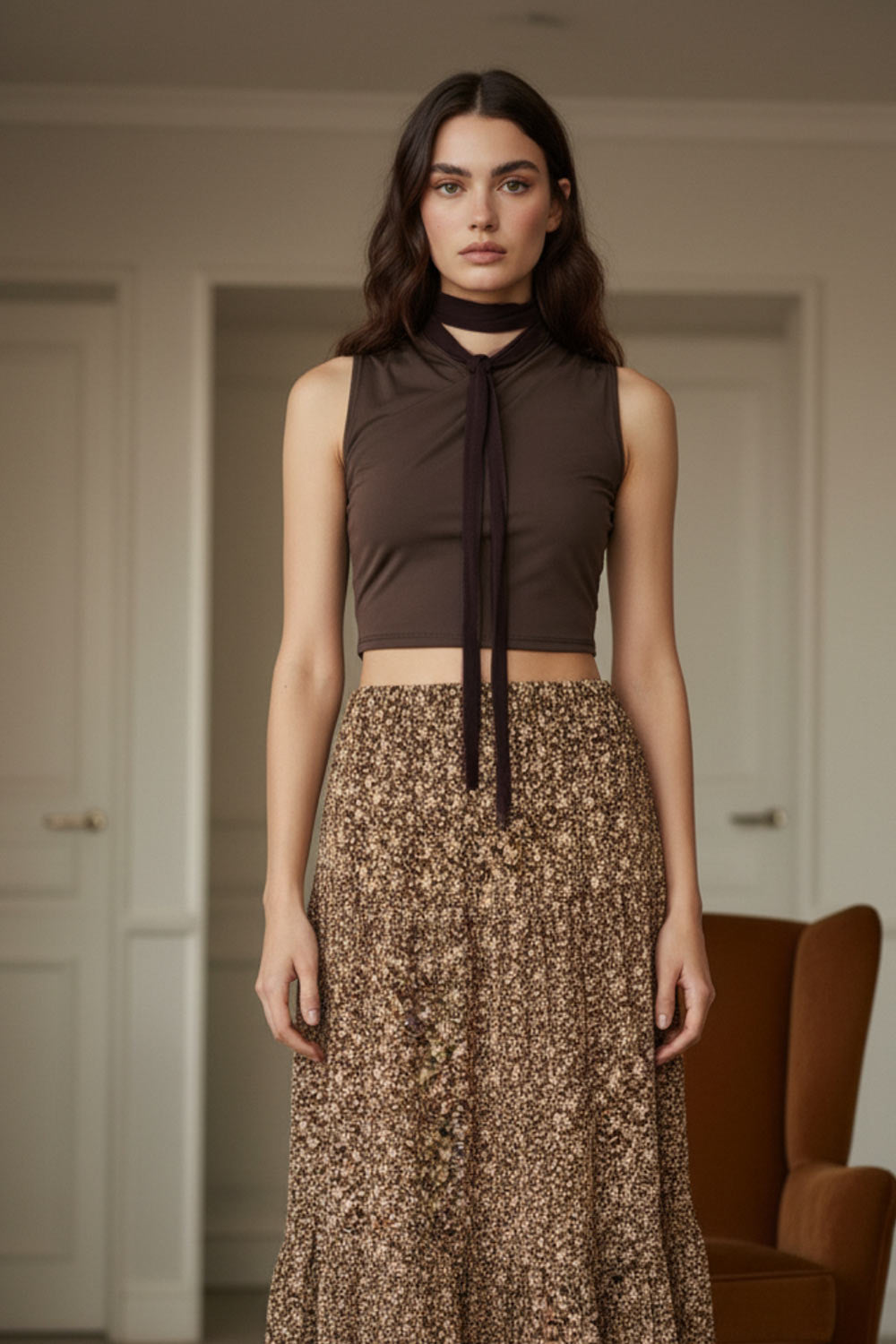 Falda midi de estampado floral, cintura alta con pretina elástica, corte en a y capas de olanes en bajo.