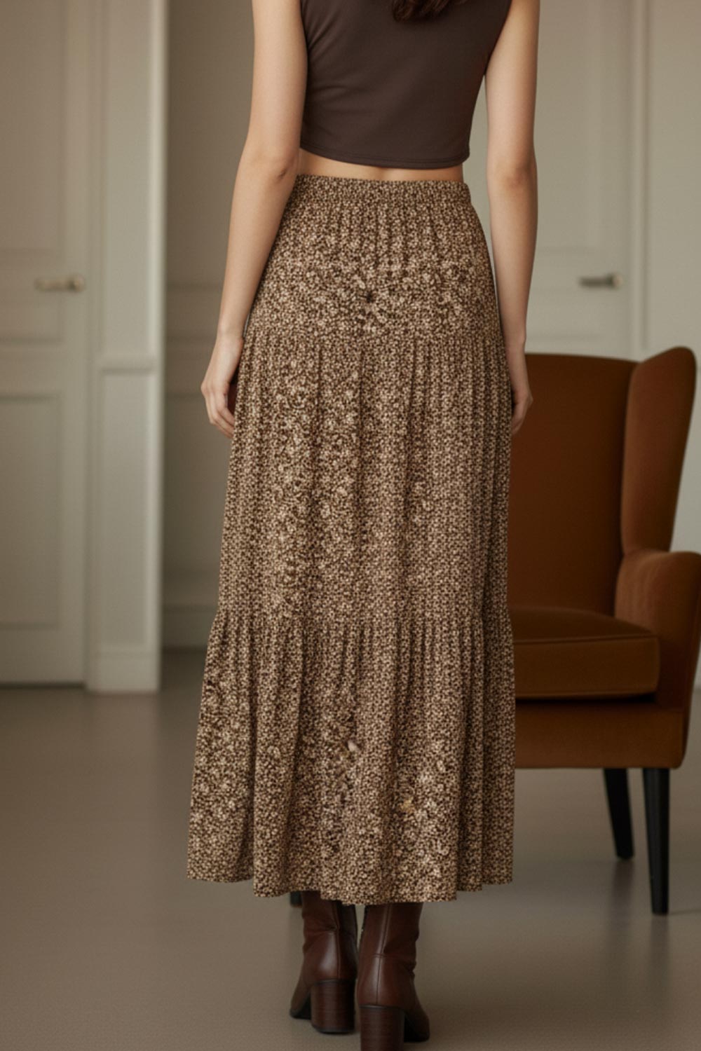 Falda midi de estampado floral, cintura alta con pretina elástica, corte en a y capas de olanes en bajo.