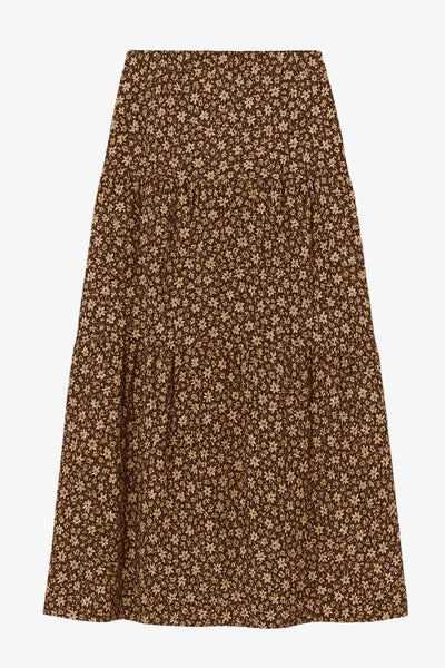 Falda midi de estampado floral, cintura alta con pretina elástica, corte en a y capas de olanes en bajo.