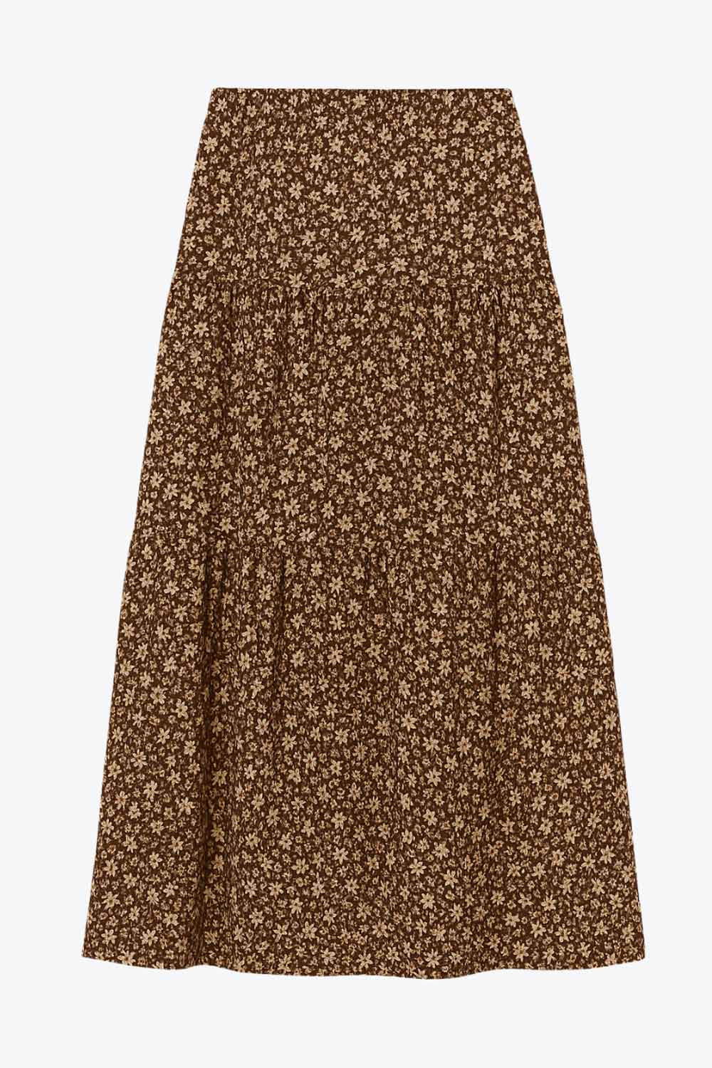 Falda midi de estampado floral, cintura alta con pretina elástica, corte en a y capas de olanes en bajo.