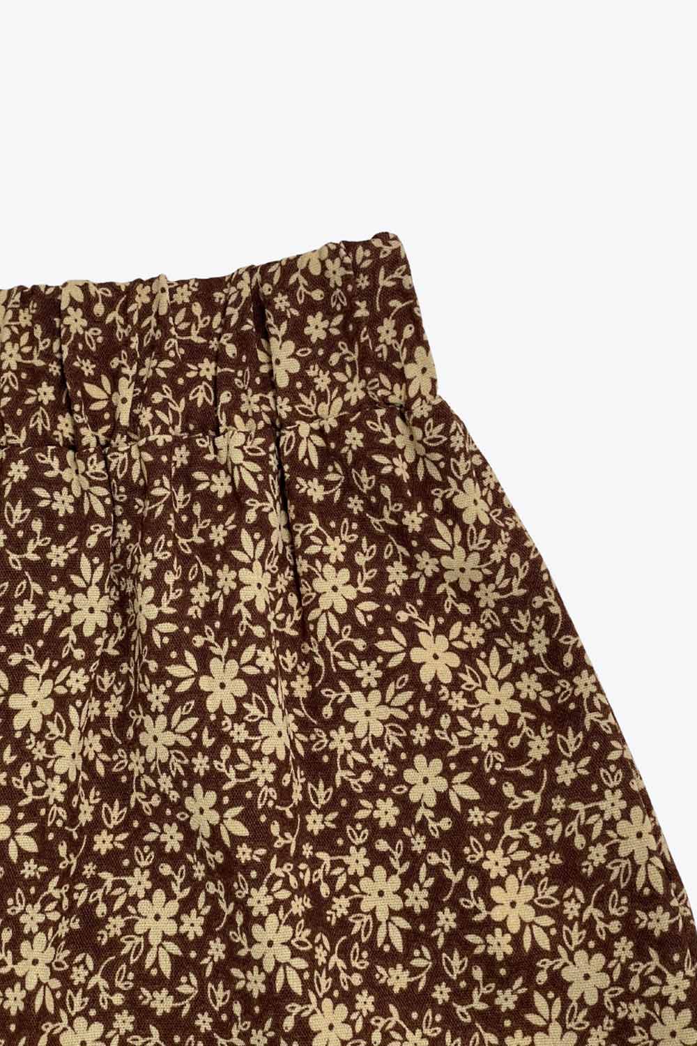 Falda midi de estampado floral, cintura alta con pretina elástica, corte en a y capas de olanes en bajo.