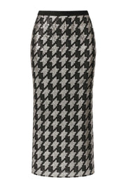 Falda midi de mesh, fit recto y cintura alta elástica en contraste. Detalle de estampado pata de gallo con lentejuelas y abertura posterior en bajo.