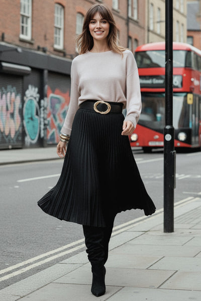 Falda midi plisada, cintura alta con pretina y cierre con cremallera oculta lateral.