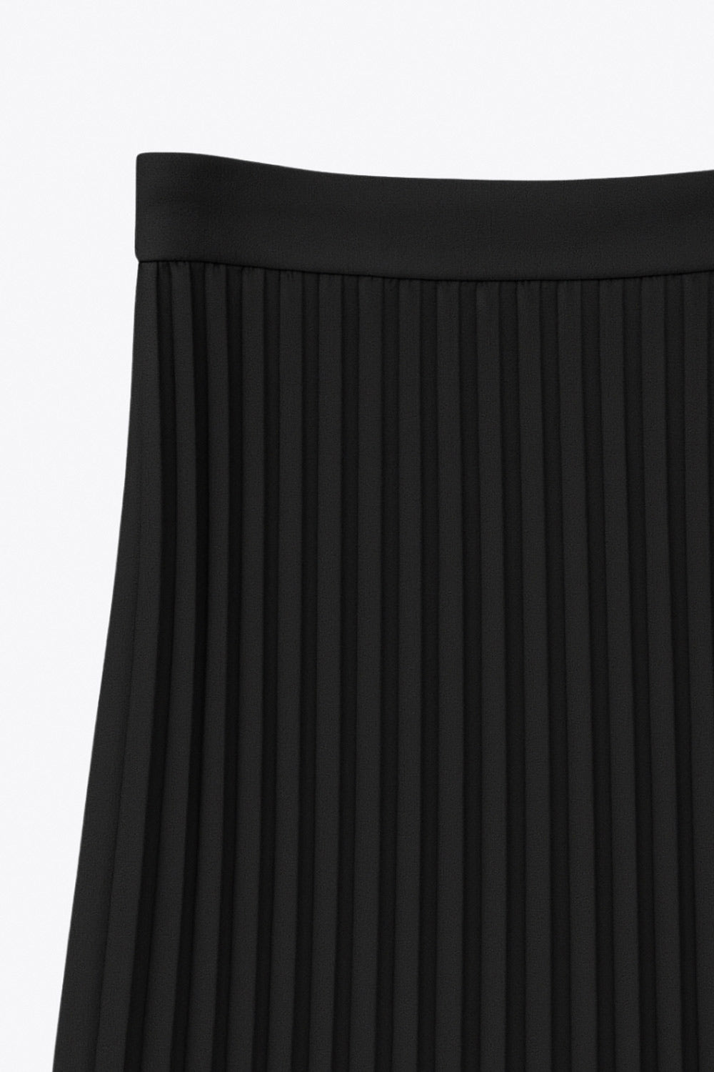 Falda midi plisada, cintura alta con pretina y cierre con cremallera oculta lateral.