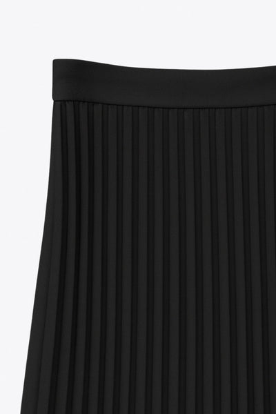 Falda midi plisada, cintura alta con pretina y cierre con cremallera oculta lateral.