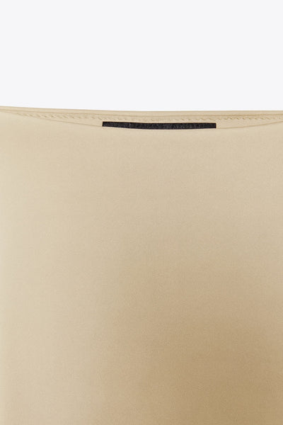 Falda midi satinada de cintura alta con pretina elástica y fit recto.